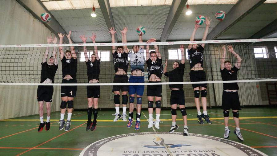 Los jugadores del Club Voleibol Sant Pere i Sant Pau posan para el diari. Foto: Fabian Acidres
