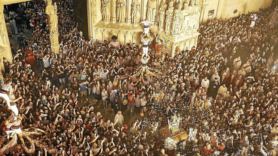 La entrada del Braç de Santa Tecla, que reúne delante de la Catedral a una nutrida representación de la mayoria de elementos del Seguici Festiu de la ciudad, es uno de los actos principales de la jornada festiva del 23 de septiembre. FOTO: DT