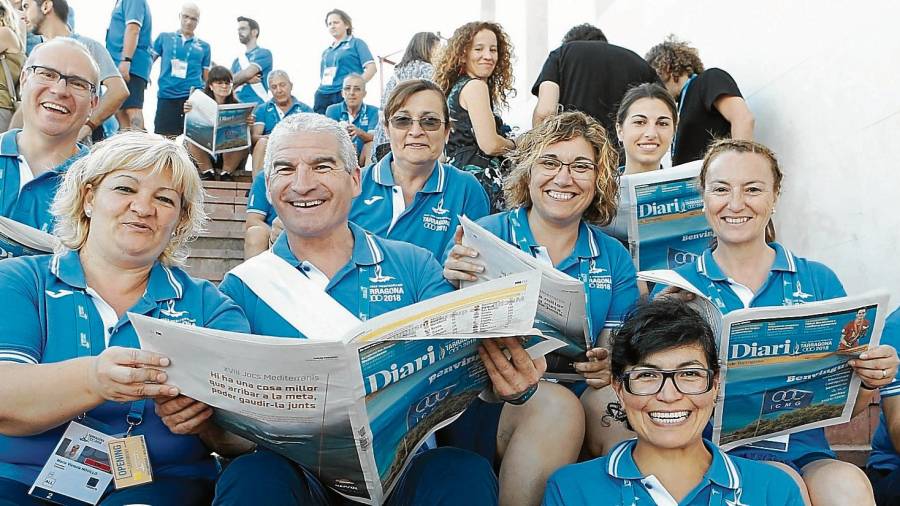 Imagen de los voluntarios leyendo el Diari. FOTO: Alba Mariné