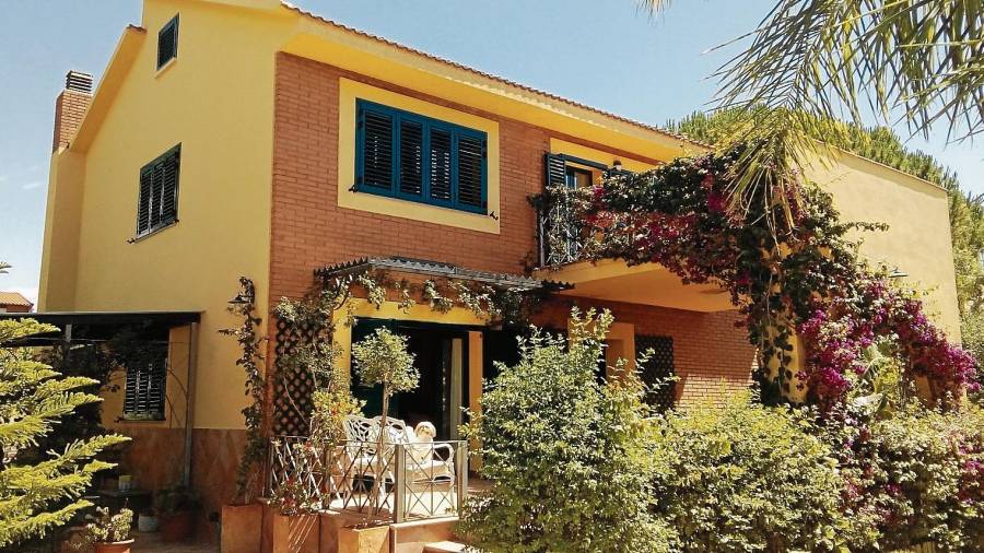 Una casa en la costa de Tarragona, ofrecida en nuda propiedad. FOTO: DT