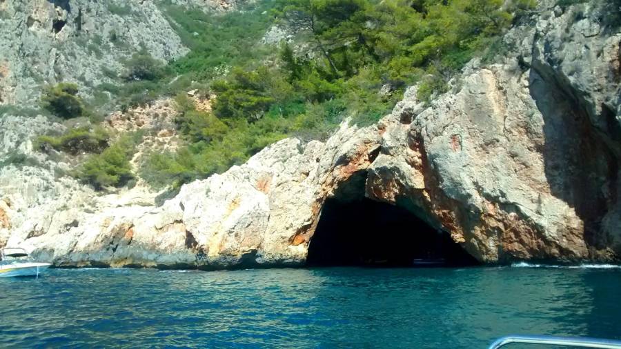 En esta cueva hay una playa interior, un tesoro de la naturaleza al que mochos turistas acceden en kayak oa nado. FOTO: DT