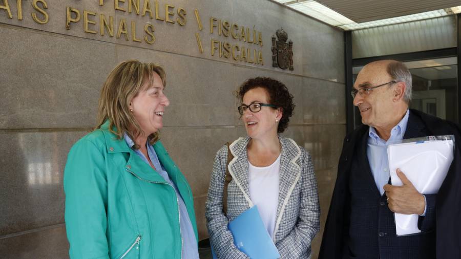 L'alcaldessa de la Bisbal del Penedès, Agnès Ferré, amb companys de l'antiga CiU, somrients en sortir del jutjat penal número 3 de Tarragona, on s'ha jutjat l'excalcalde Josep Maria Puigibet (ERC). Imatge del 2 de maig del 2019.