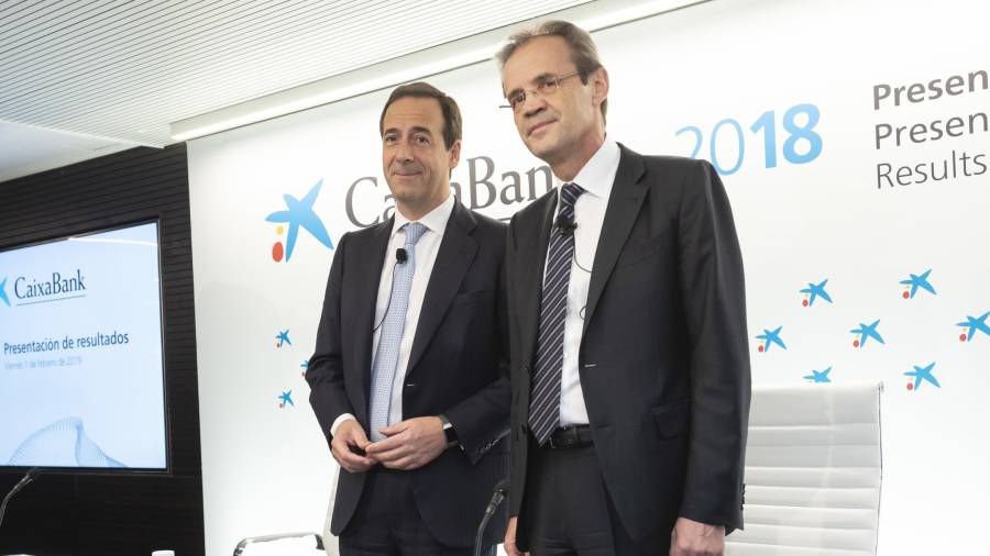 El consejero delegado de CaixaBank, Gonzalo Cortázar (izquierda), junto al presidente de la entidad, Jordi Gual. FOTO: cedida