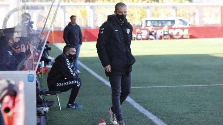 Beto Company dirige a la Pobla en un partido esta temporada.