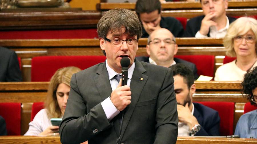 Pla mig del president de la Generalitat, Carles Puigdemont, intervenint al ple del Parlament aquest matí. Foto: Maria Belmez/ACN