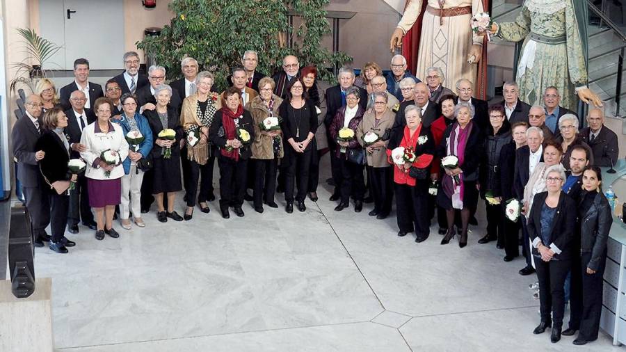 La vintena de parelles van fer-se la foto oficial al hall de l'Ajuntament de Cambrils.