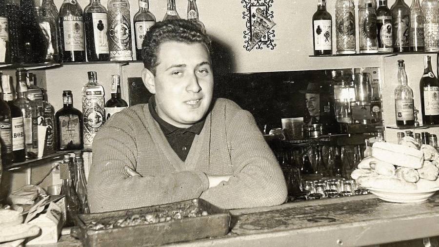 El tascaman Boada darrere de l'antiga barra del seu bar. RAMON SEGÚ CHINCHILLA/ARXIU EDUARD BOADA