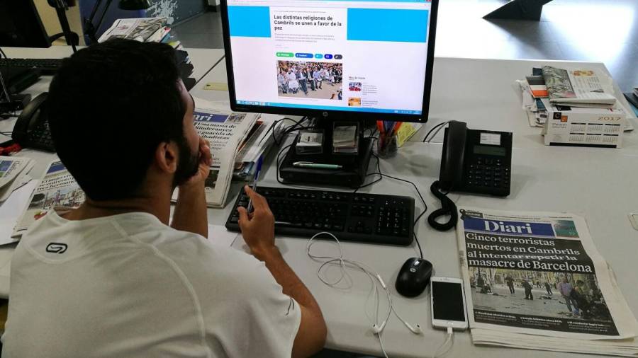 Mouad El Osri, en la redacción de ‘Diari de Tarragona’, observa una de las noticias sobre los atentados. Foto: DT.