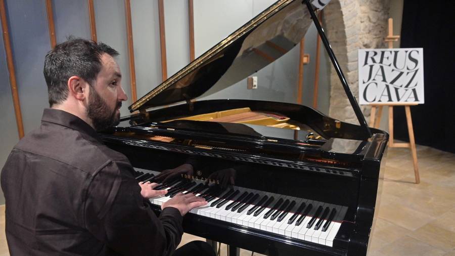 El pianista y compositor, Lluís Capdevila, interpretó una de sus piezas en la presentación de ayer. foto: Alfredo González