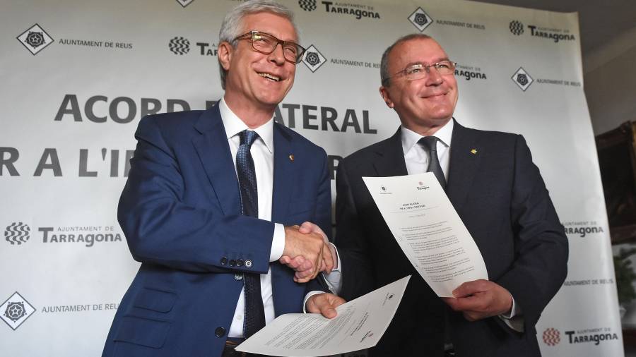Josep Fèlix Ballesteros y Carles Pellicer han firmado el Pacte de la Boella en materia ferroviaria. Foto: Alfredo González