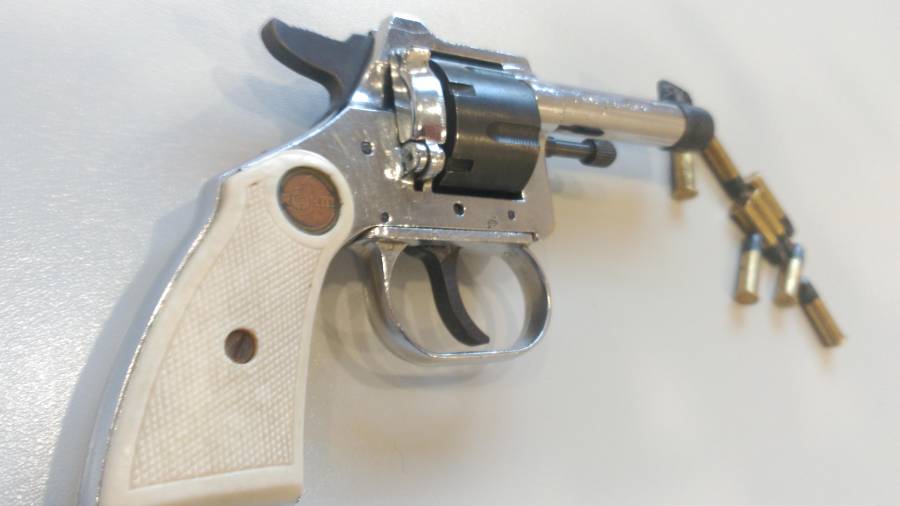 En l’escorcoll al traster del pressumpte lladre es va localitzar un revòlver i sis cartutxos del calibre 22. FOTO: CME