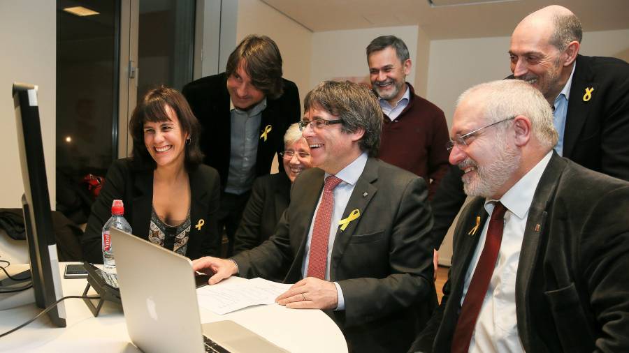 Puigdemont se comunica a través de un ordenador desde Bruselas. FOTO: EFE