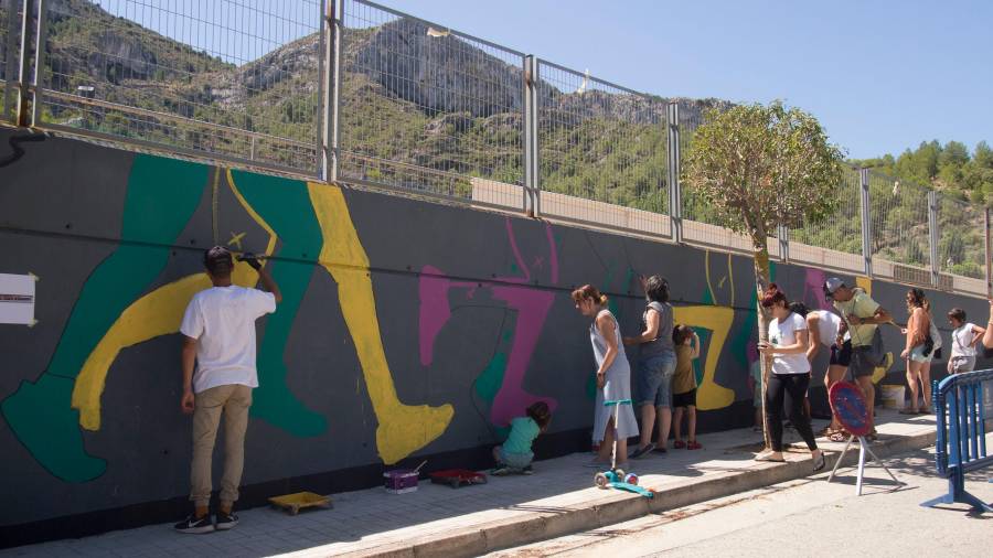 Amb motiu dels seus 40 anys d’història, la gent del poble ha participat pintant un mural. FOTO: Joan Revillas