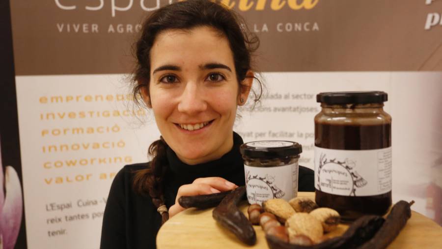 Clara Martín con los ingredientes y elaborando la crema de algarroba