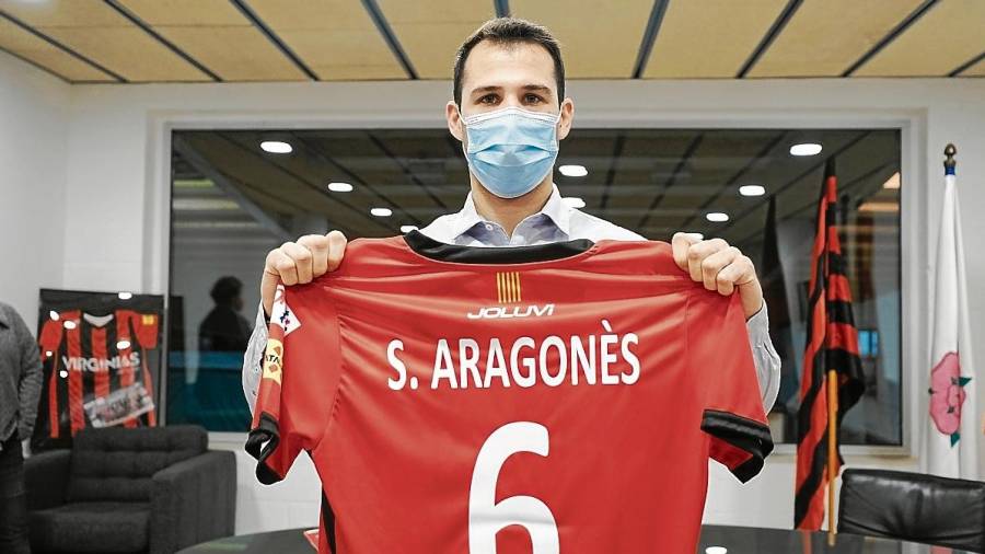 Sergi Aragonès posa con la camiseta del Reus, dorsal 6, en las oficinas del club. FOTO: FABIÁN ACIDRES