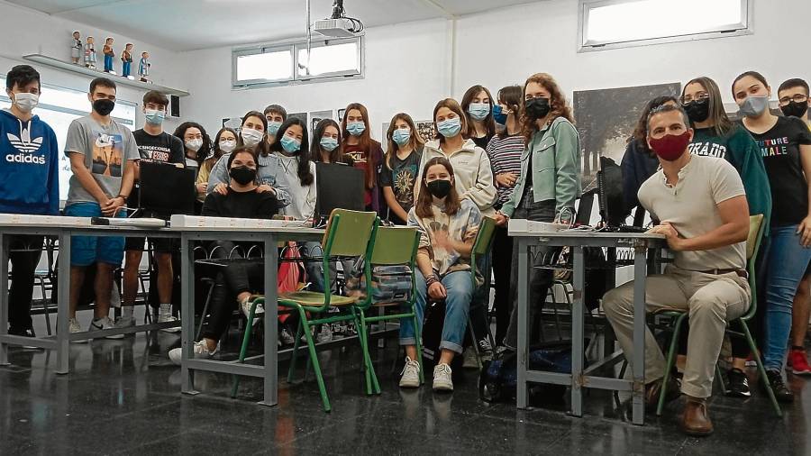 Jordi Satorra, a la dreta, assegut, amb els seus alumnes a la classe de l’Institut Martí i Franquès de Tarragona. FOTO: Cedida