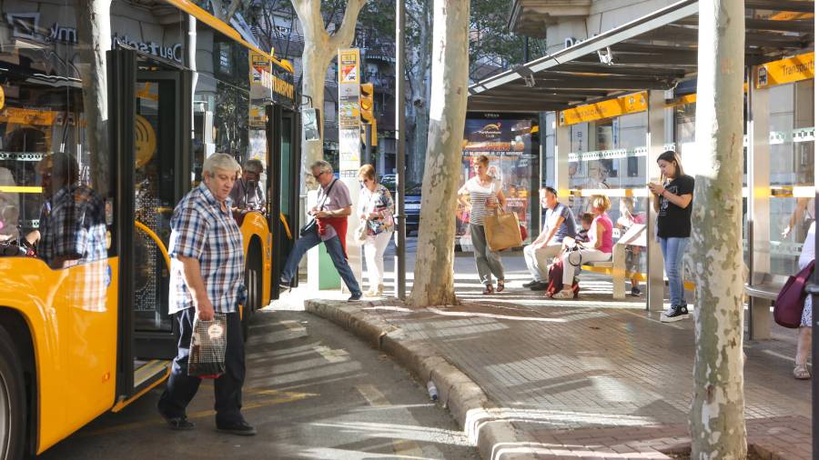La parada número 3 de la plaza del Nen de les Oques es la más usada de Reus, con cerca de 100.000 viajes anuales. FOTO: Alba Mariné