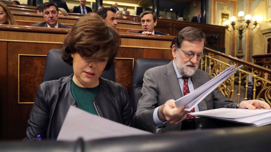 Rajoy y Sáenz de Santamaría, ayer en el Congreso. FOTO: efe