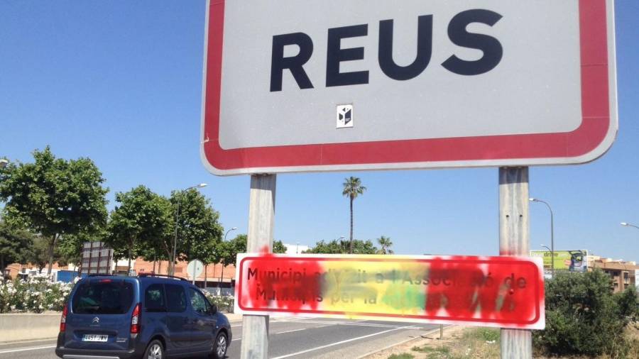 El cartell de l'AMI instal·lat a l'avinguda de Salou ha aparegut pintat amb la bandera espanyola. Foto: A.G.