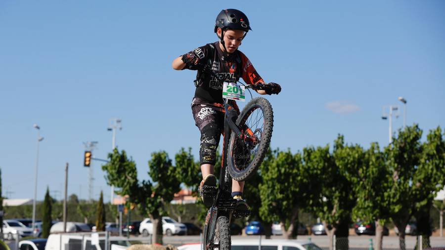 Marc Piquer, sobre uno de los obstáculos en el Bike Park de Torredembarra.