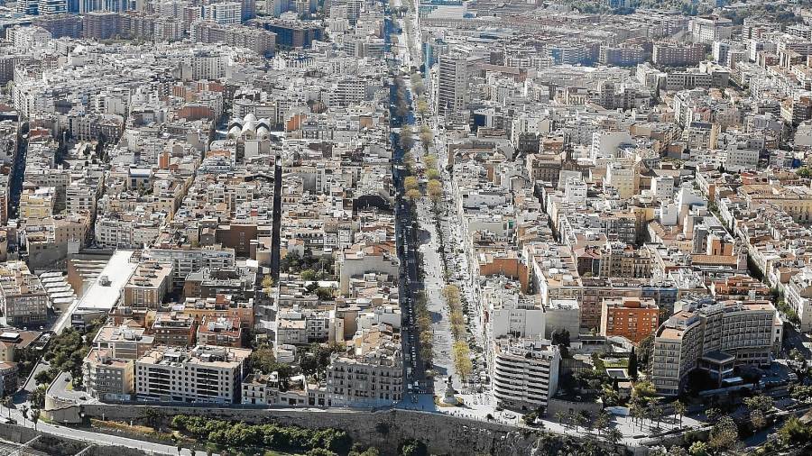 Imagen aérea del centro de la ciudad de Tarragona, la quinta capital con un parque inmobiliario más veterano del Estado. FOTO: Pere Ferré