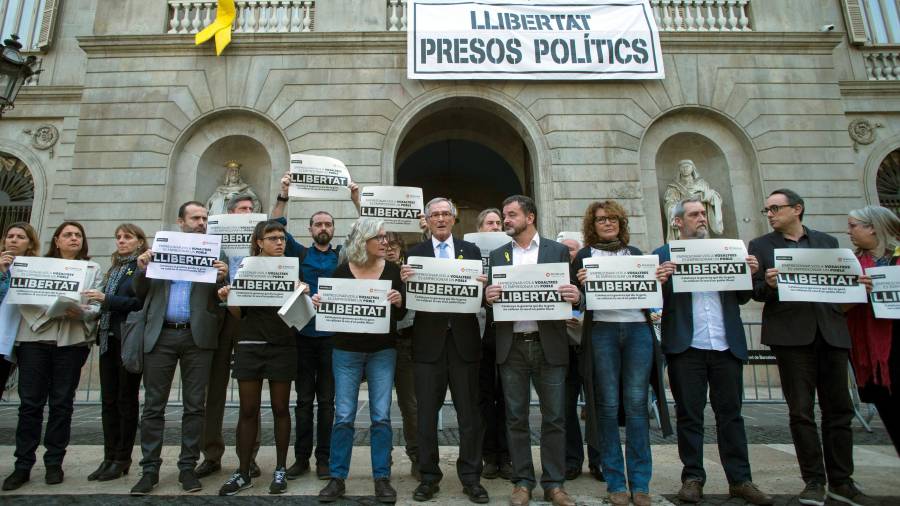 Miembros del PDeCAT, ERC y la CUP se concentraron ayer en Barcelona para pedir la libertad de los apresados. FOTO: efe