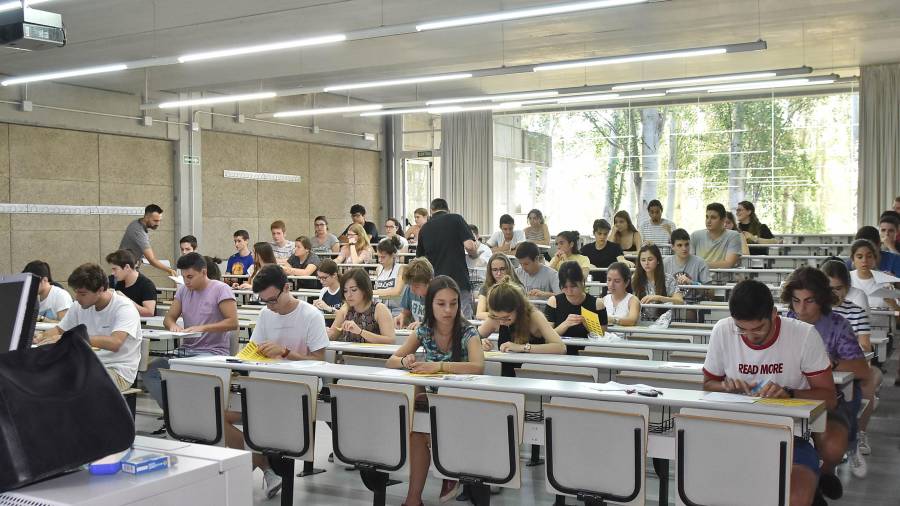 Alumnos, justo antes de empezar los exámenes de las PAU, en junio, en la Facultat d'Economia i Empresa de la URV. Foto. Alfredo González