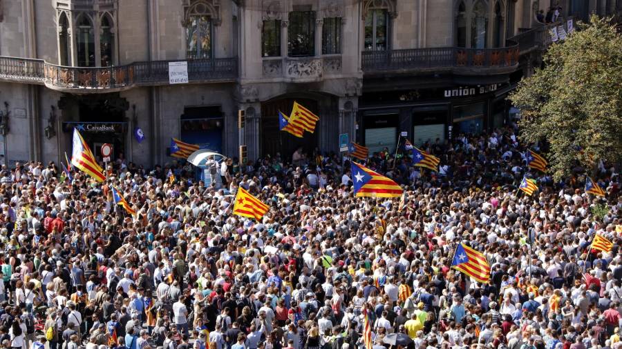 Pla general de la confluència entre Rambla de Catalunya i Gran Via, amb centenars de persones concentrades davant el Departament d'Economia. FOTO: ACN
