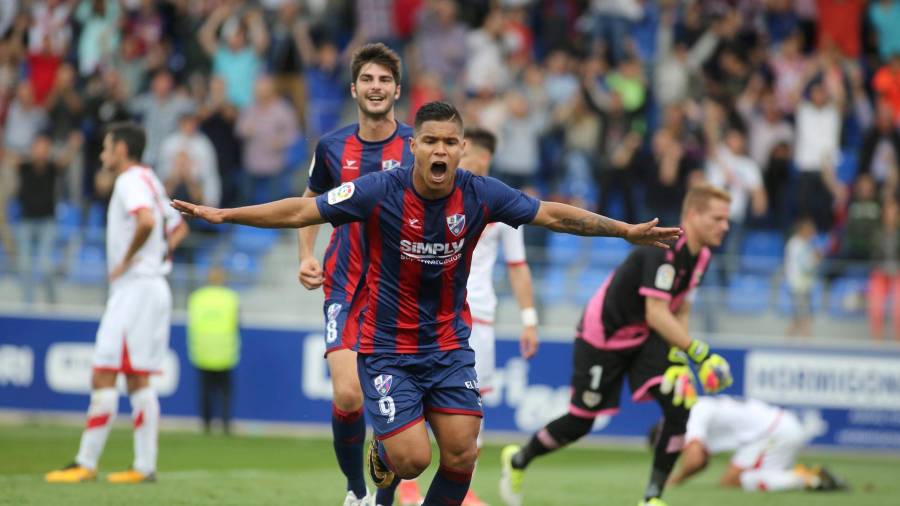 Cucho Hernández celebra uno de sus goles con el Huesca. Foto: Rafael Gobantes/Heraldo