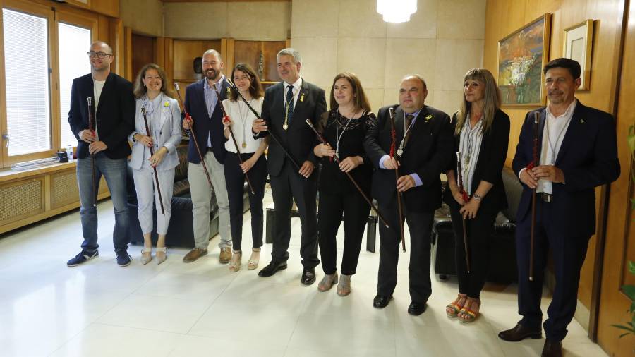 Imagen del pasado sábado de los nueve integrantes del equipo de gobierno municipal. Siete son de ERC y dos de los Comuns. FOTO: Pere Ferré