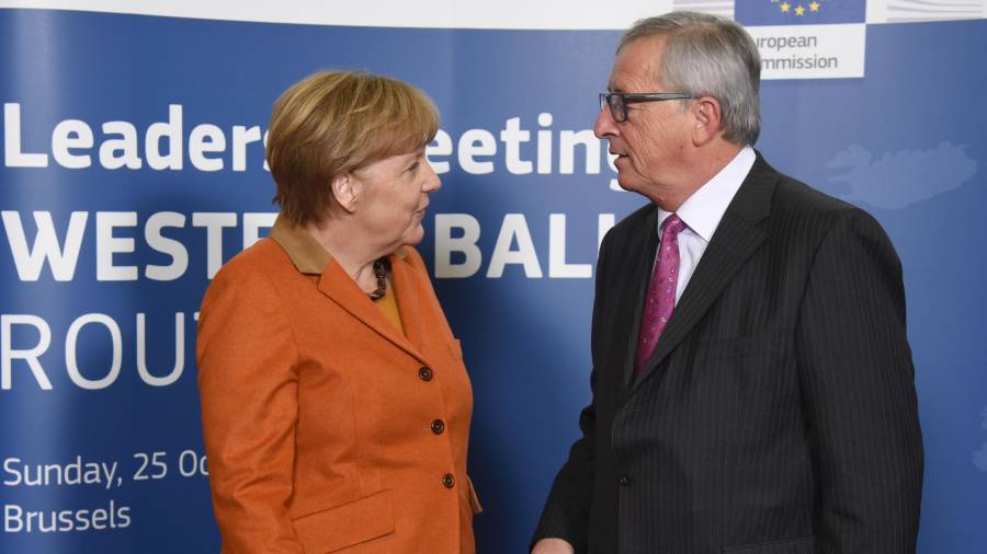 El president de la CE, Jean-Claude Juncker, i la cancellera alemanya Angela Merkel, parlen durant la cimera de líders dels països de la ruta dels Balcans. FOTO: ACN