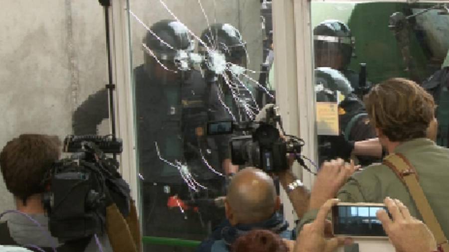 Agents de la Guàrdia Civil rebentant la porta del col·legi electoral de Sant Julià de Ramis. FOTO: ACN