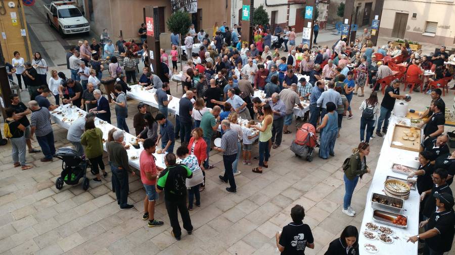 Més de 300 veïns han participat a l'esmorzar de la clotxa a Vandellòs. FOTO: Aj. Vandellòs