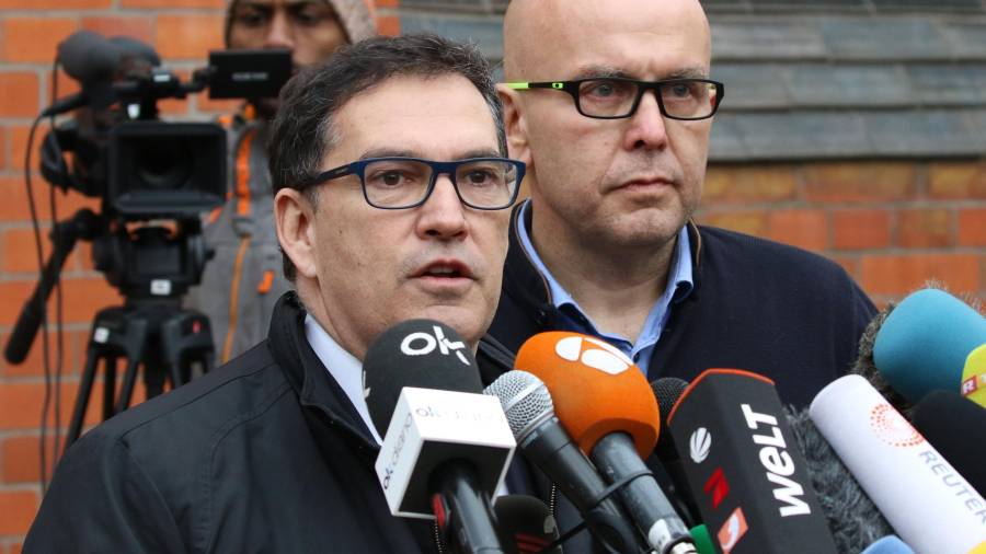 Jaume Alonso-Cuevillas (i), abogado del expresidente catalán Carles Puigdemont, se dirige a los medios tras visitar a su cliente en la prisión de Neumünster