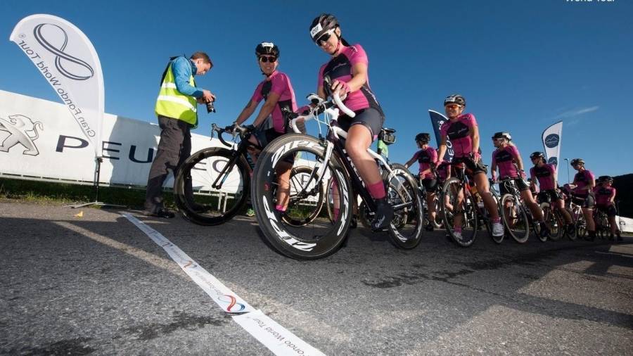 Salida de un grupo de ciclistas femeninas. FOTO: Photoset.es/ GFWT