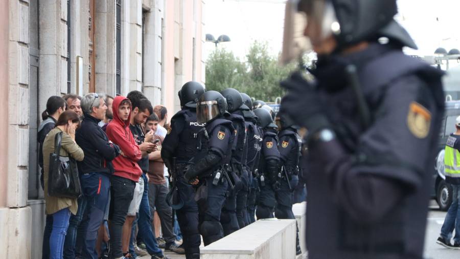 Pla obert de l'actuació de la Policia Nacional al col·legi ubicat al Departament d'Urbanisme de Tarragona. FOTO: ACN