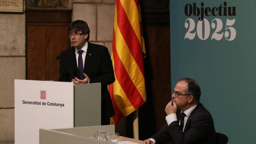 El presidente Puigdemont durante la signatura del Pacte per a la Reforma Horària, con el conseller Jordi Turull. Foto: ACN