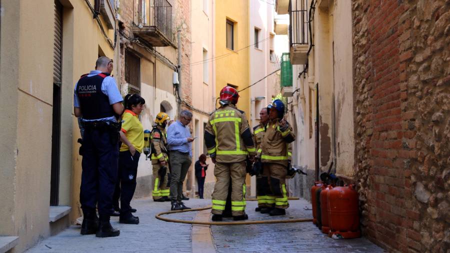 Bombers i policies davant l'immoble on s'ha produït un incendi intencionat al barri antic de Valls,