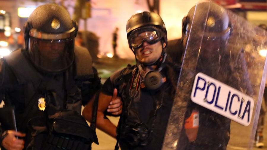 La Policia Nacional detuvo el fotoperiodista de El País Albert Garcia en la plaça Urquinaona de Barcelona. FOTO. DT