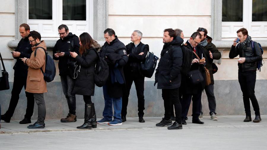 Imagen de periodistas esperando en la puerta del Supremo el primer día de juicio. EFE