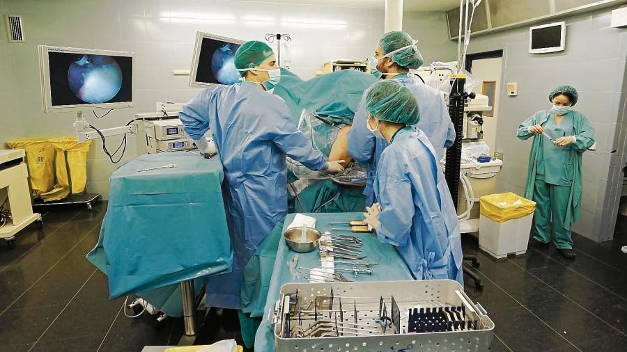 Imagen de archivo de una intervención quirúgica en el Hospital Joan XXIII de Tarragona. FOTO: Pere Ferré / DT