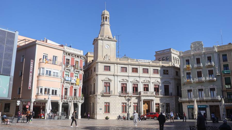 El Ayuntamiento de Reus en la Plaça Mercadal. FOTO: Alba Mariné