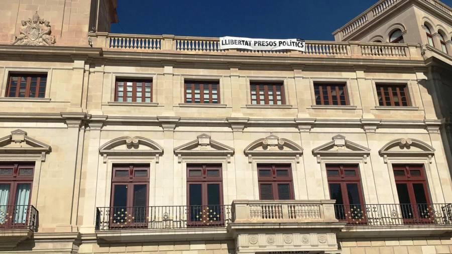 Imagen de la pancarta antes de su retirada de la fachada del Ayuntamiento. Foto. DT