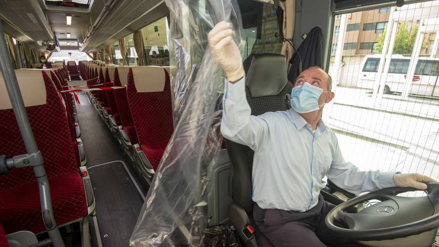 Un conductor de bus, con la protección para minimizar riesgos. Foto: Joan Revillas