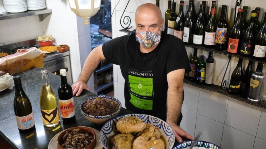 Santiago Masegosa con algunos de los platos del Tarraco a Taula en su bar. FOTO: FABIÁN ACIDRES