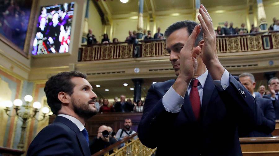 El líder del Partido Popular, Pablo Casado (i), felicita a Pedro Sánchez. FOTO: EFE