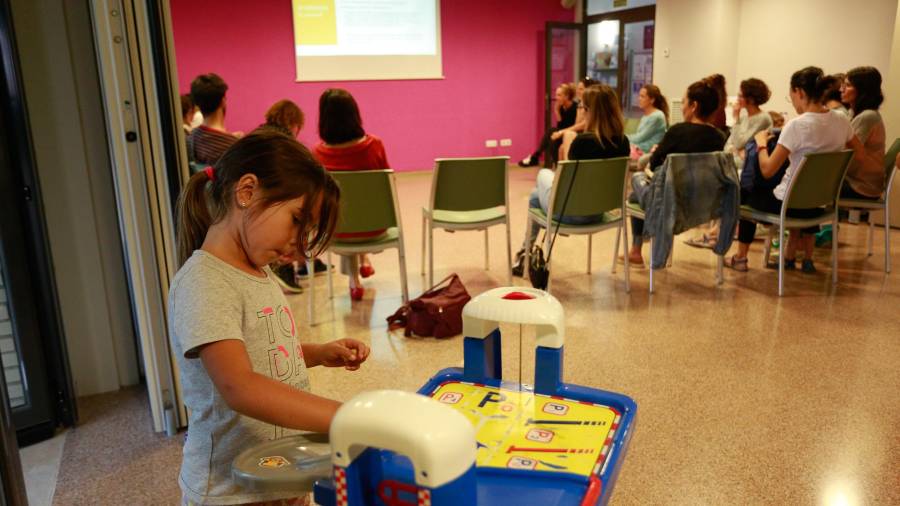 Las charlas se realizan en el Centro Cívico de Vilafortuny, un espacio en el que los niños pueden jugar. FOTO: FABIÁN ACIDRES