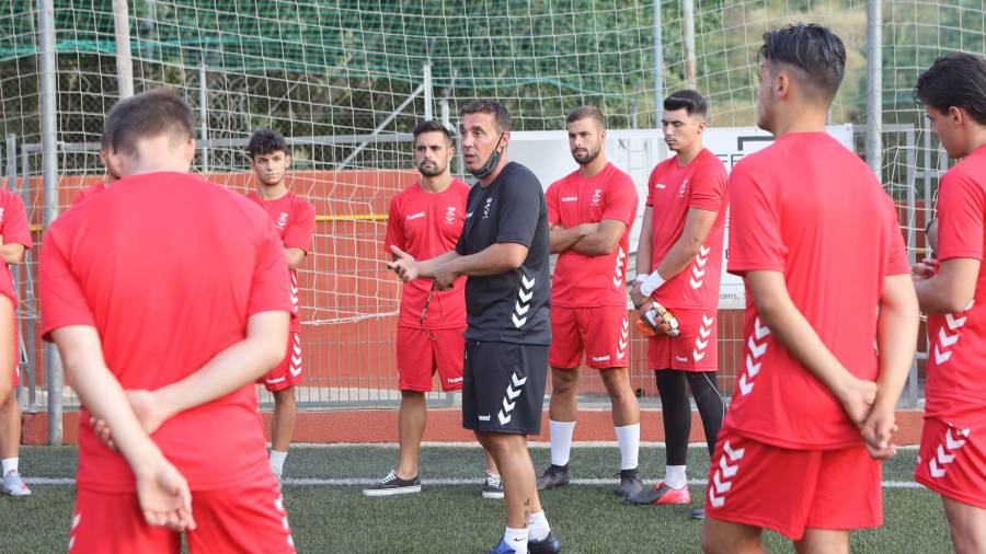 Jaon Pallarès da una charla en el entrenamiento a sus jugadores. Foto: Alba Mariné