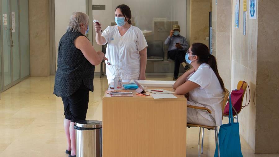 Infermeres prenent la temperatura a una usuària, aquest dijous al matí a l’Hospital de Tortosa Verge de la Cinta. FOTO: joan revillas
