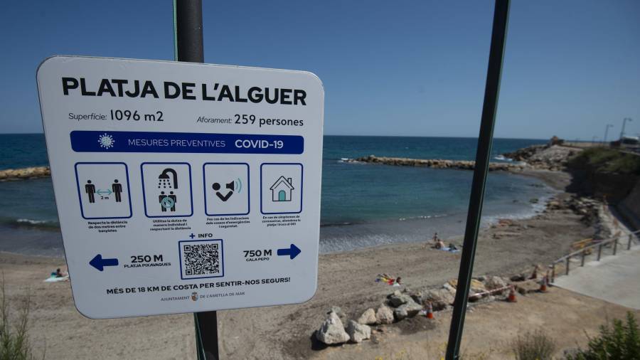 Cartel instal·lat a la platja de l'Alguer, a l'Ametlla de Mar. Foto: Joan Revillas